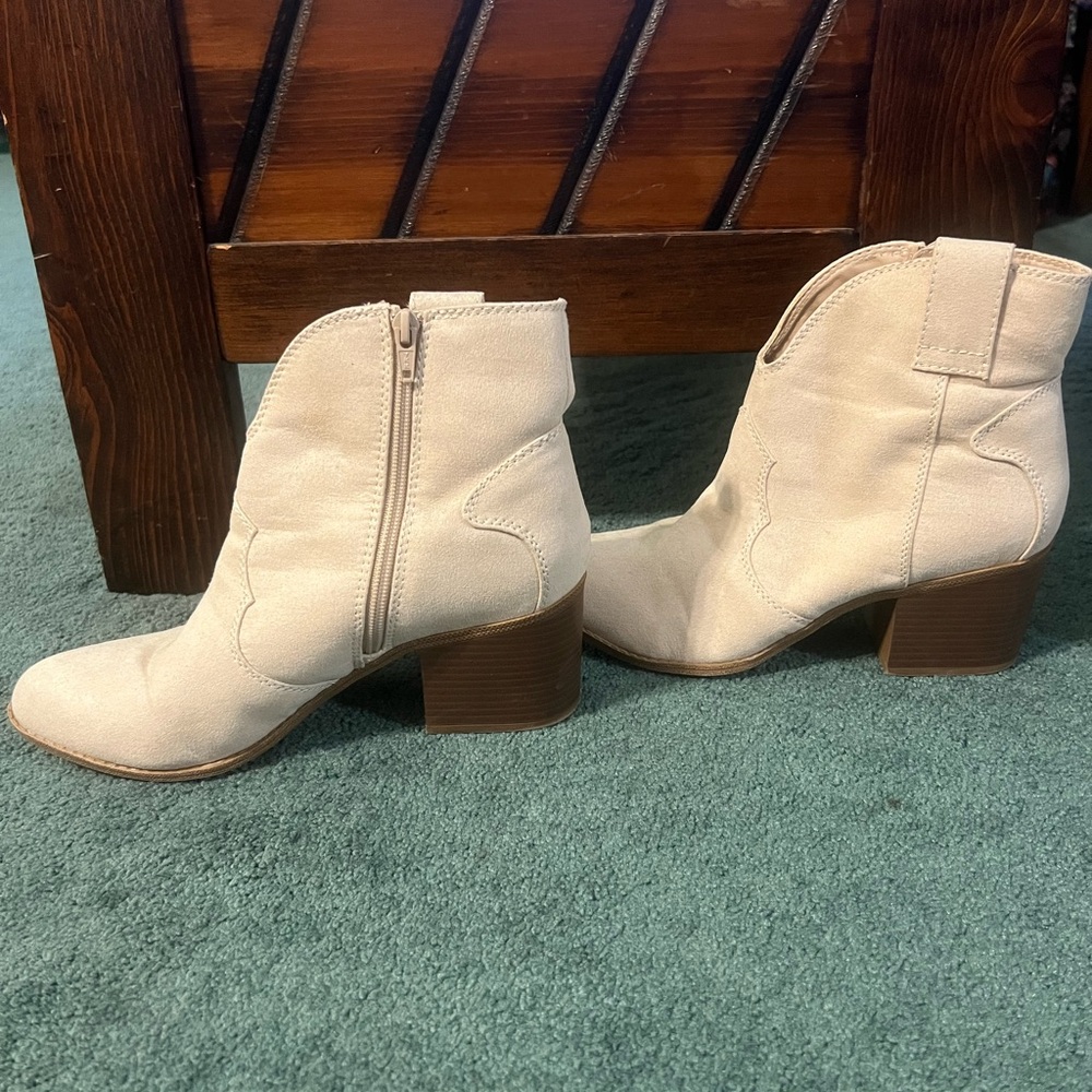 Kohl's Cream Heeled Boots - Picture 2 of 5